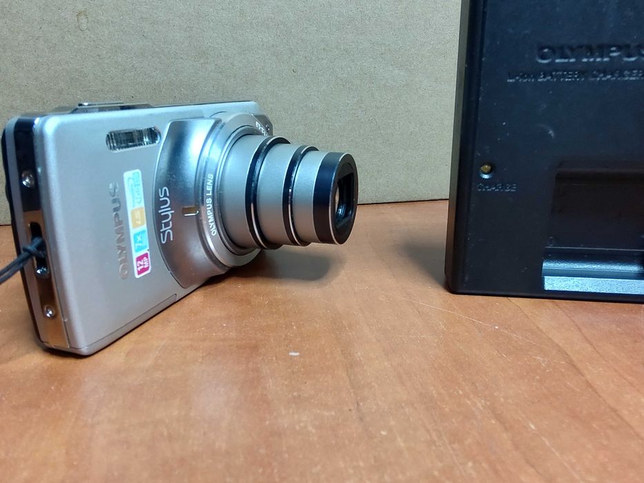 Aparat foto digital Olympus Stylus 7010 12MP complet