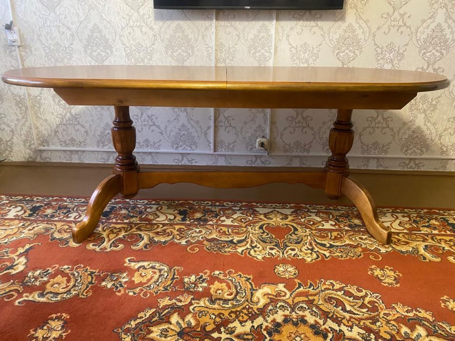 Продам стол 2 метра в раздвижном виде 2.6  на 12 персон