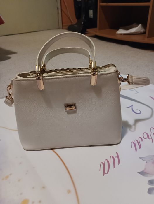 Елегантна бяла дамска чанта за през рамо