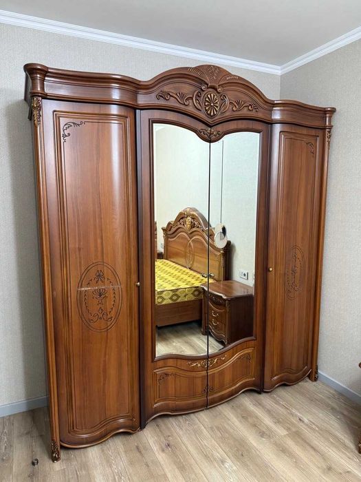 Спальный гарнитур: Шкаф, кровать, комод, 2 тумбы