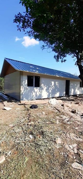 Vând casă pe structură metalică învelită cu panouri sandwich