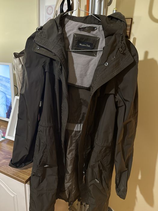 Класически модел в кафяво дълго яке на Masimmo Dutti. Стилно