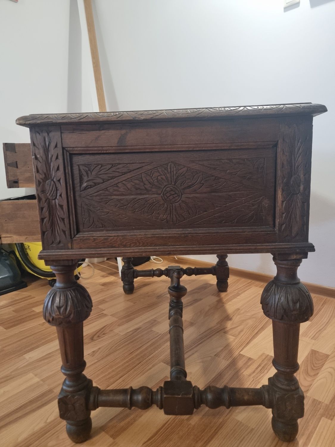Birou Vechi din Lemn de Cireș – Sculptat Manual, Secol XVIII-XIX
