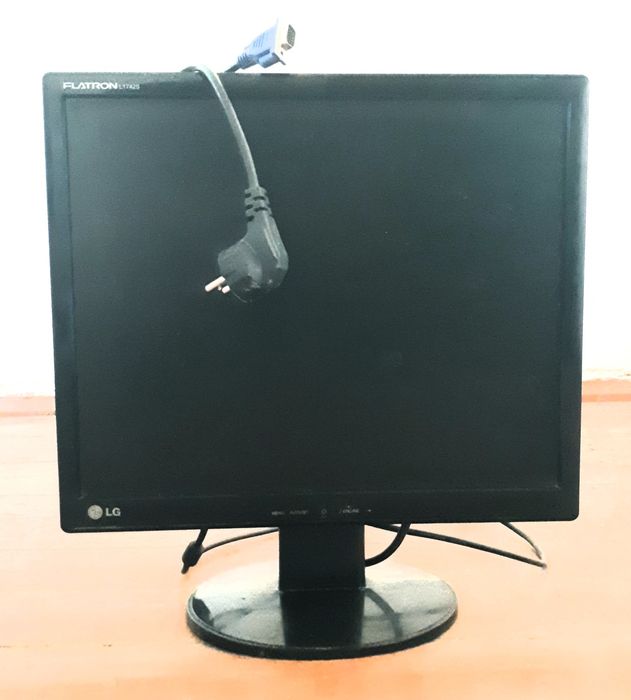 Монитор LG со шнурами