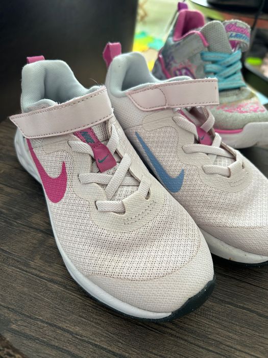 Vand adidasi și blugi