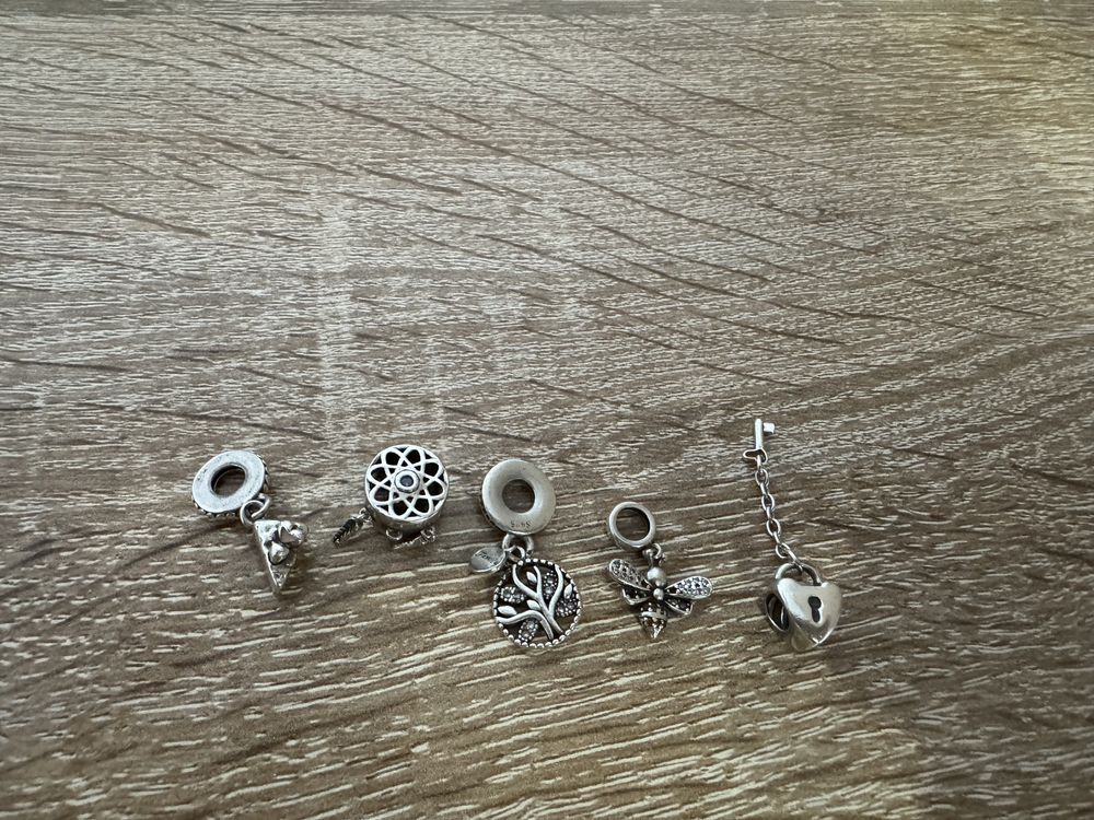 Vand bratara Pandora cu 7 charmuri - un charm Swarovski