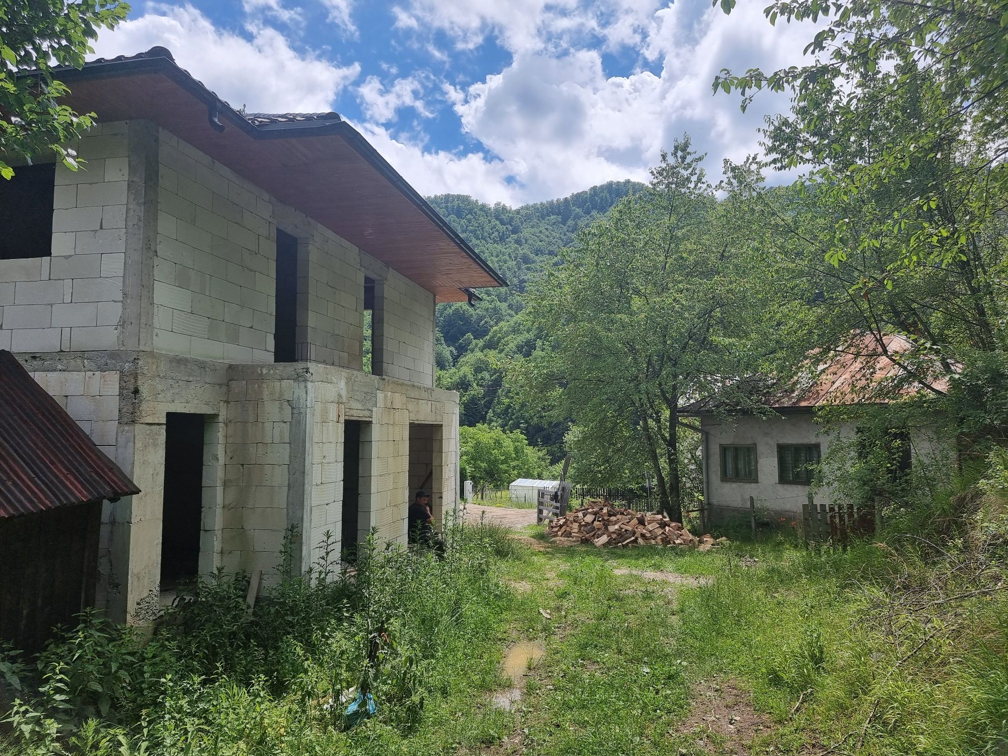 Vând sau schimb cu teren casa noua la rosu + teren la 5km de COLIBITA