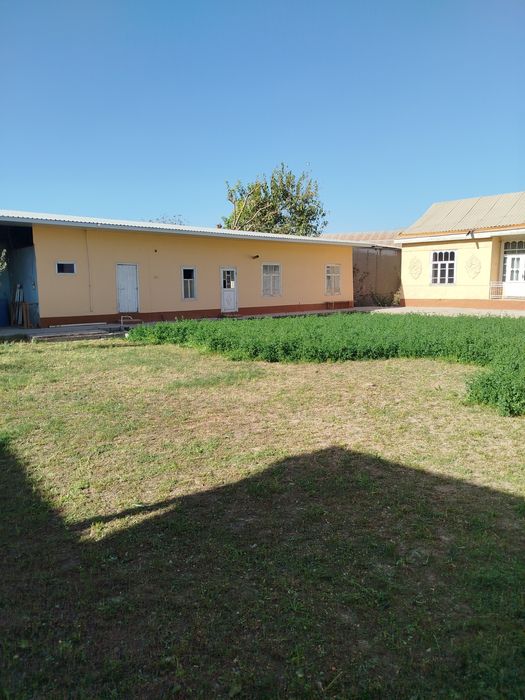 Китоб шахридан ховли сотилади