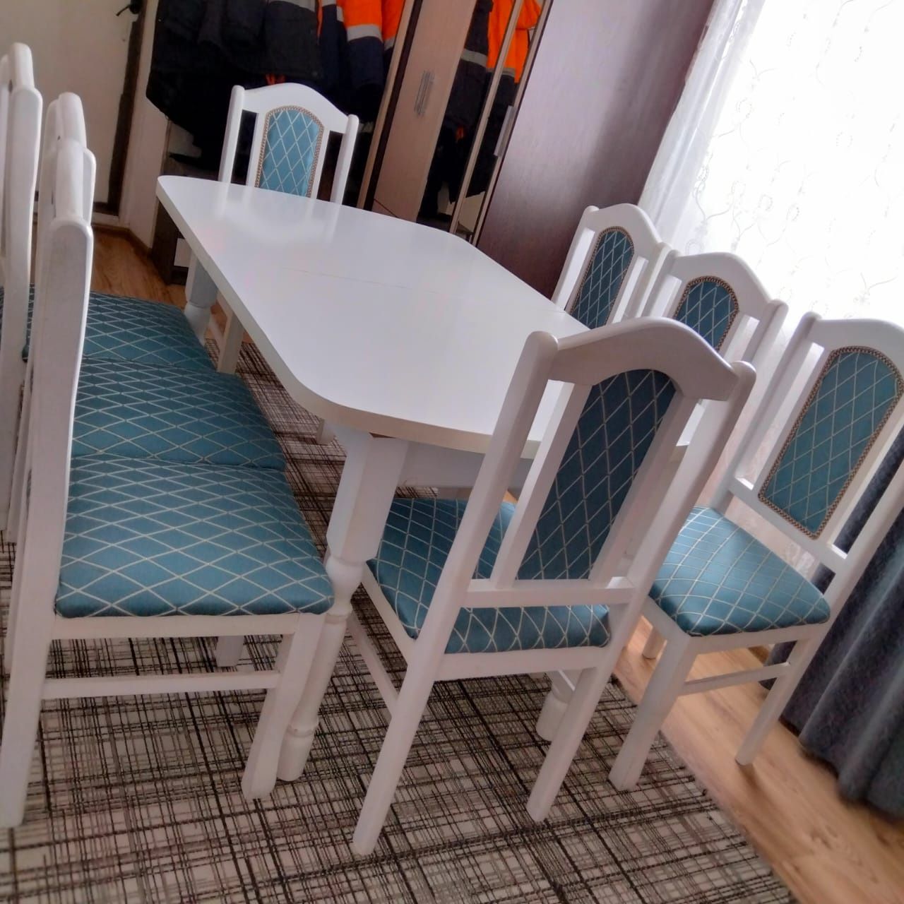 Срочно продам стол со стульями. В отличном состоянии