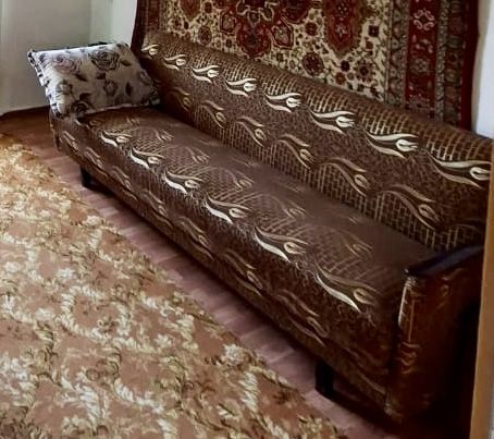 Диван -ретро. Очень крепкий. Обивка новая.
