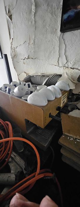 Здрави пластмасови и дървени столове