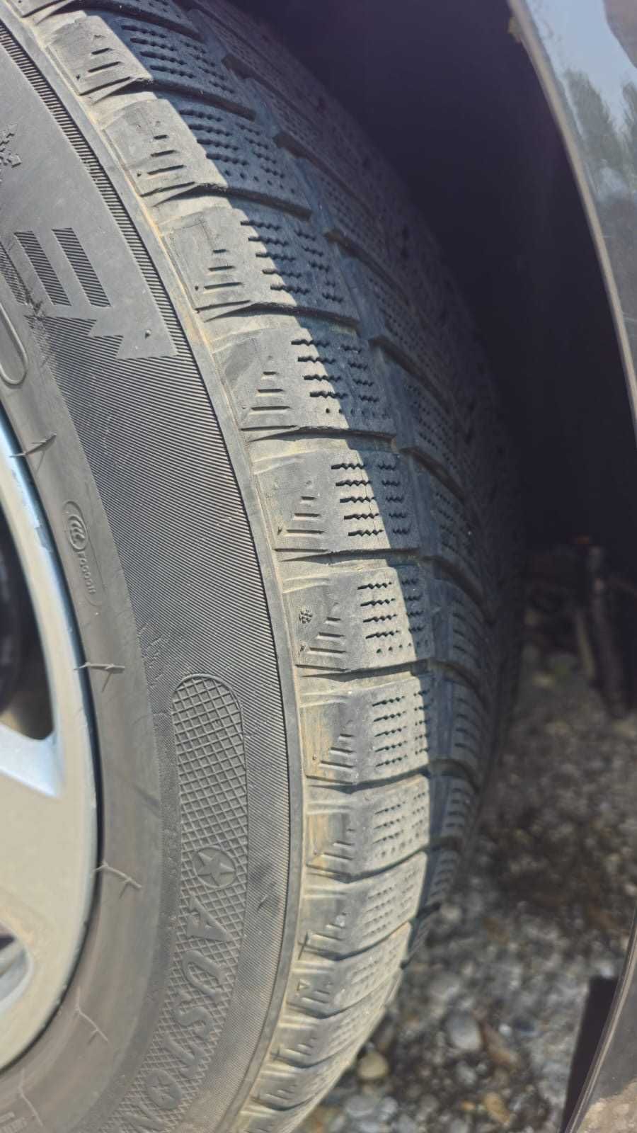 Гуми 225/55 R17, 4 броя, зимни, в добро състояние