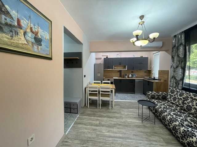 Продавам, апартамент тристаен, Червен площад.