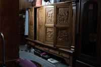 Атичнен шкаф с орнаментални резбовки