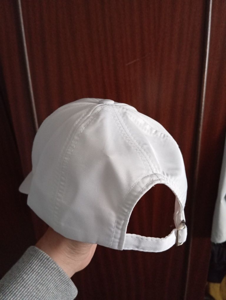 Бяла Шапка на Nike