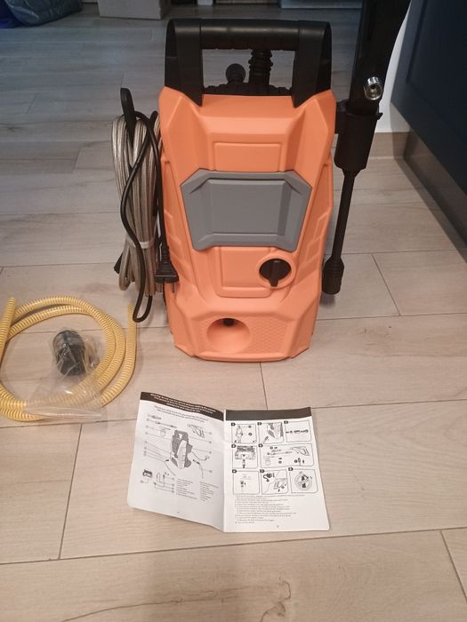 Pompă de presiune, lance reglabilă, sită și furtun de alimentare,bazin