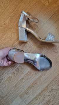 Sandale cu toc argintii noi