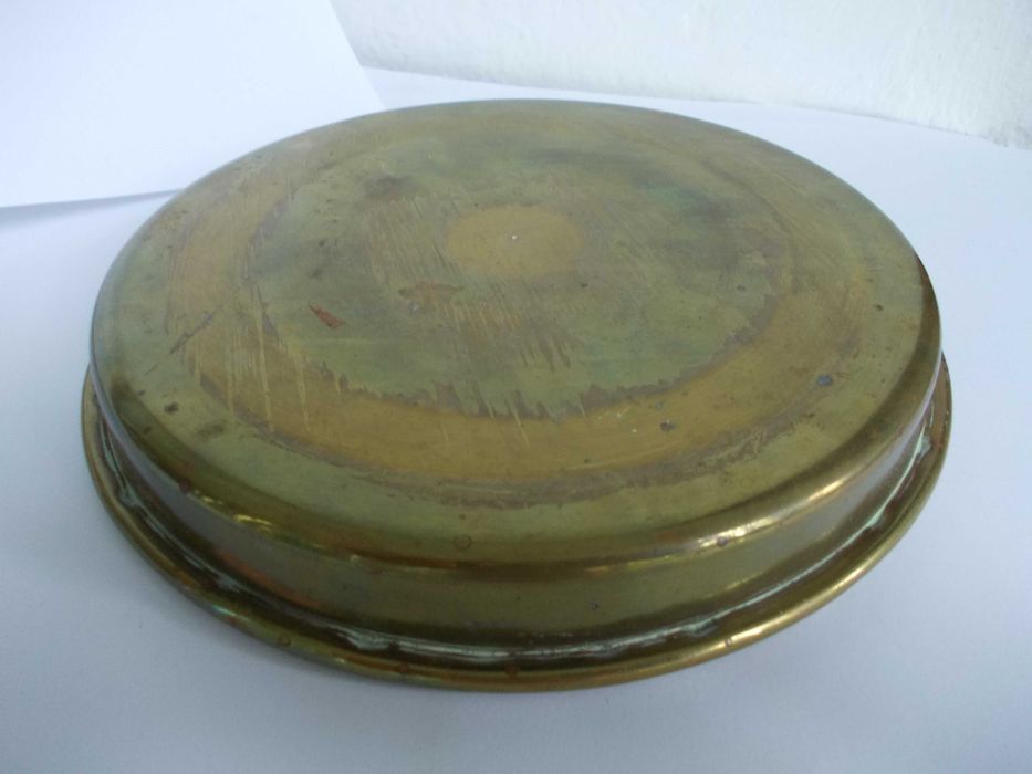 vas vechi din alama cu capac