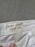Set pantaloni albi cu top auriu.