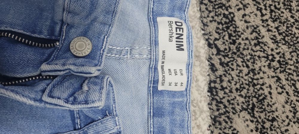 Vând blugi Bershka