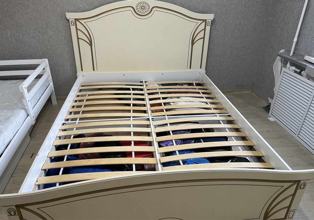 Продаю кровать(без матраса) и шкаф в хорошем состоянии .