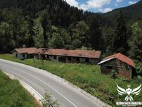 Продавам 3 сгради с парцел 1100кв. с.Здравец общ.Лъки