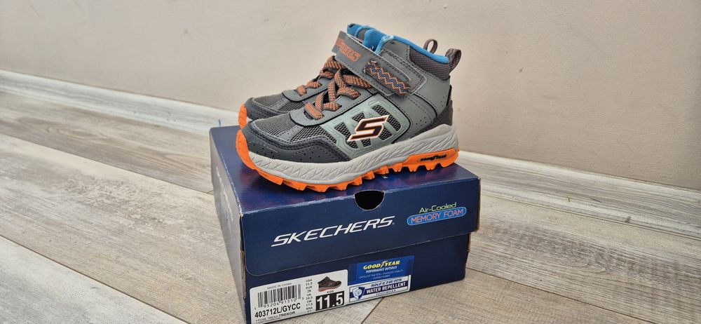 Продавам детски боти Skechers размер 28