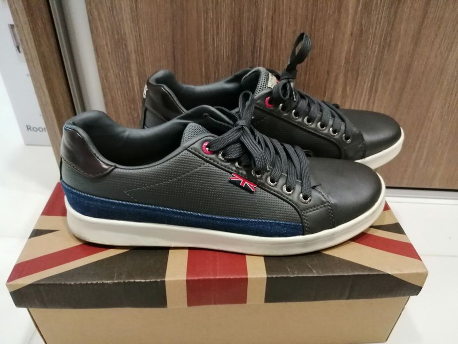 Продавам мъжки спортни обувки Lee Cooper