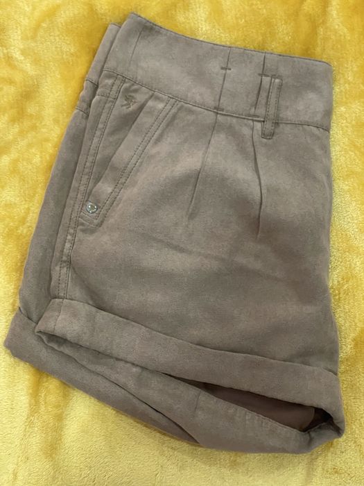 Vand pantaloni scurti/fusta in carouri plisata