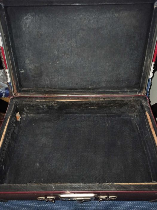 Винтажный маленький чемодан