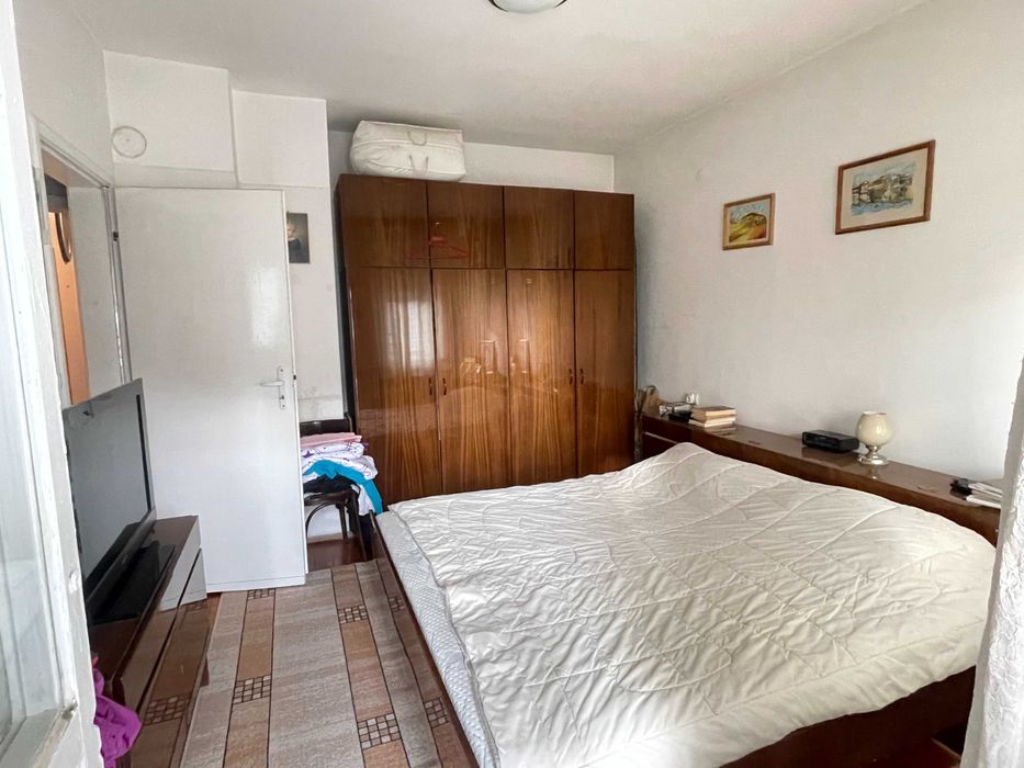 Продава се просторен апартамент - кв. Стефановци