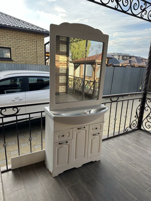 Ваннага арналган тумба айнамымен и раковина