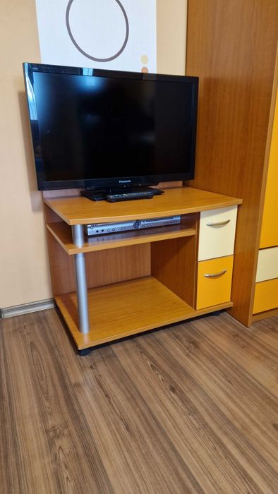 ТВ шкаф със стойки за CD