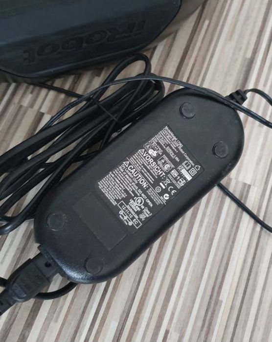 Aspirator robot cu spălare iRobot Scooba.