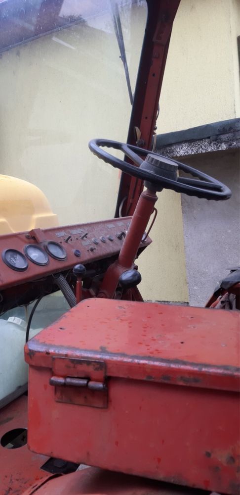 Трактор шаси с монтирана пръскачка Тарал 400 литра
