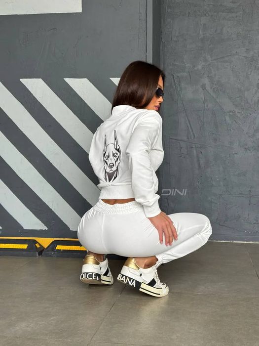 Женский спортивный костюм