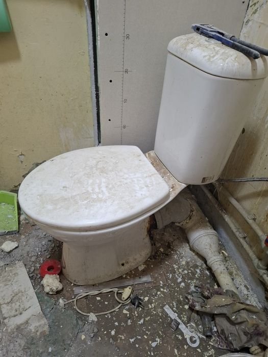 Унитаз целый,почти новый