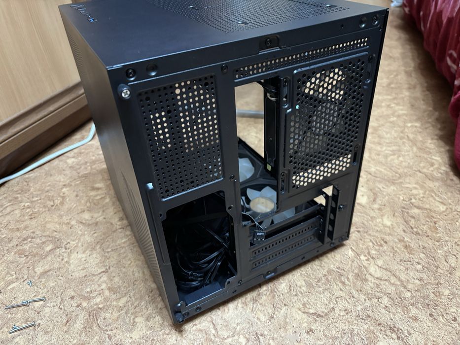 Квадратный корпус для компьютера