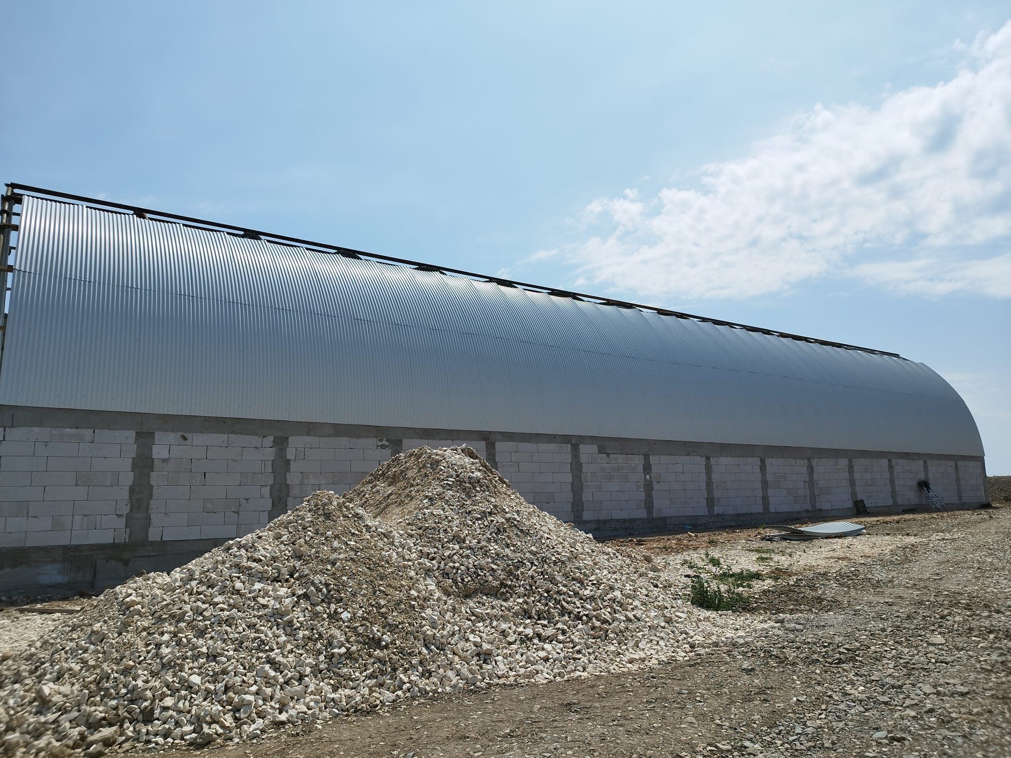 Hala autoportanta metalica semicirculară alba 11m x 27,5m,h 5,5, 300mp
