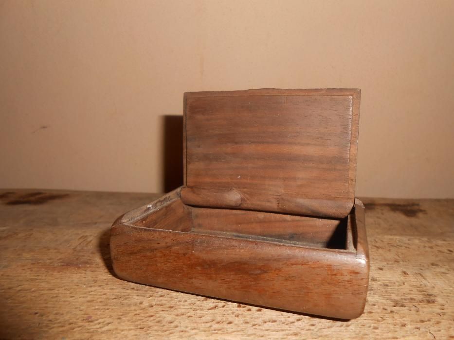Cutie din lemn de nuc