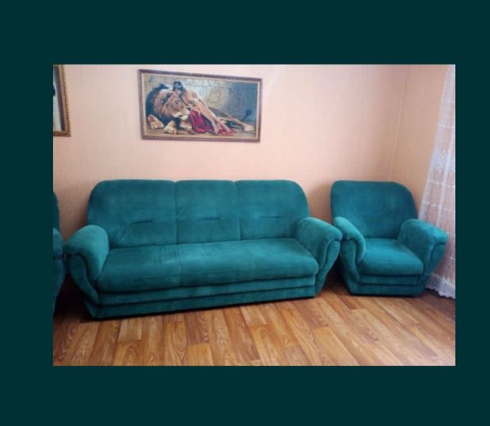 Продам диван и два кресла, большой комод.
