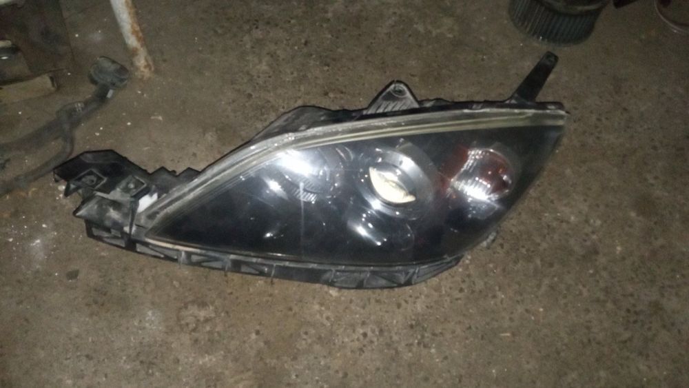 Ляв фар Мазда 3 седан