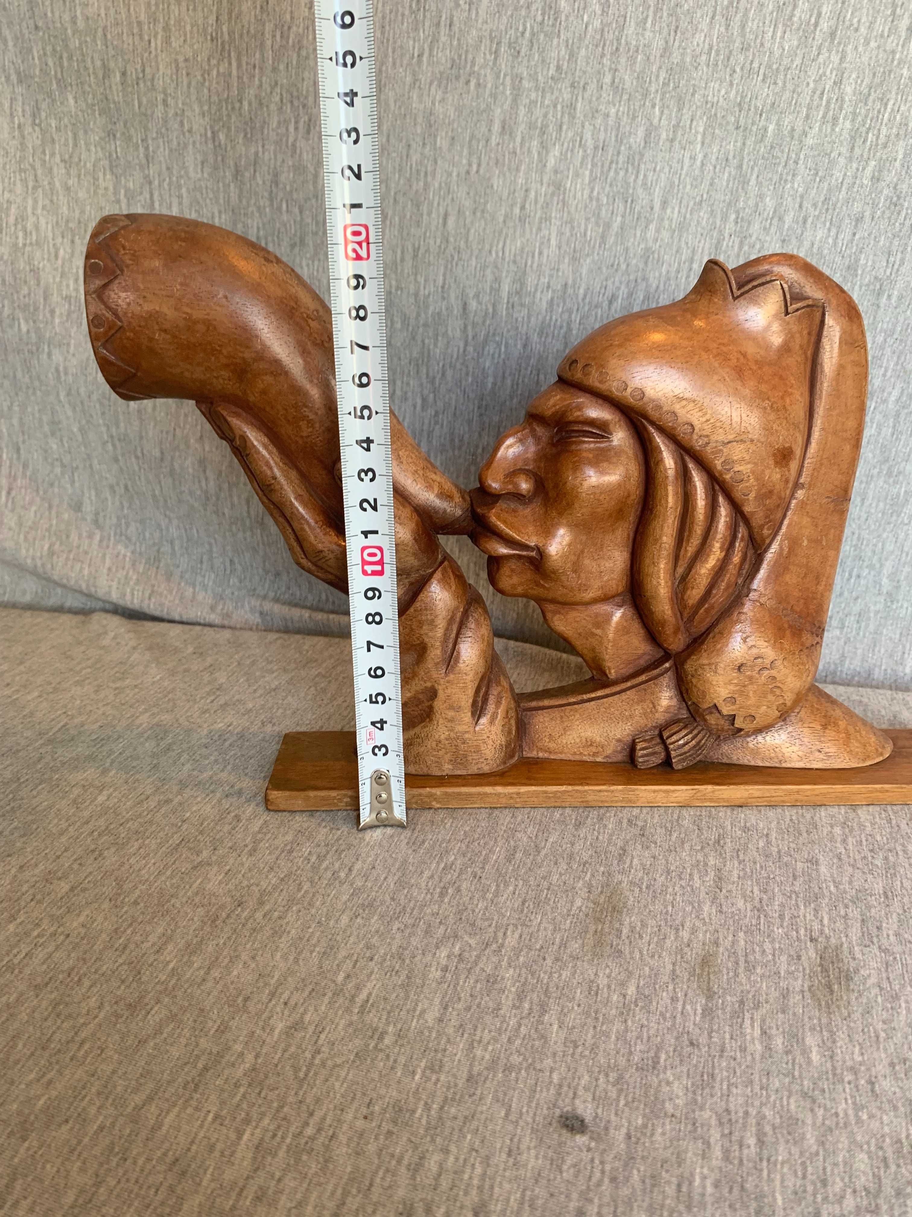 дървена фигура статуетка