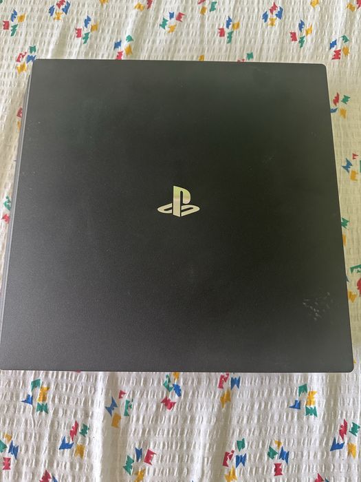 Vand ps4 pro utilizat 1Tb + 2 controlere