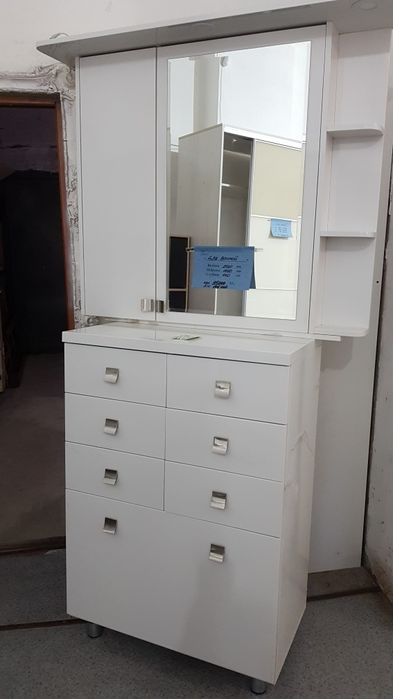 Продам комплект из комода и навесного зеркального шкафа с подсветкой