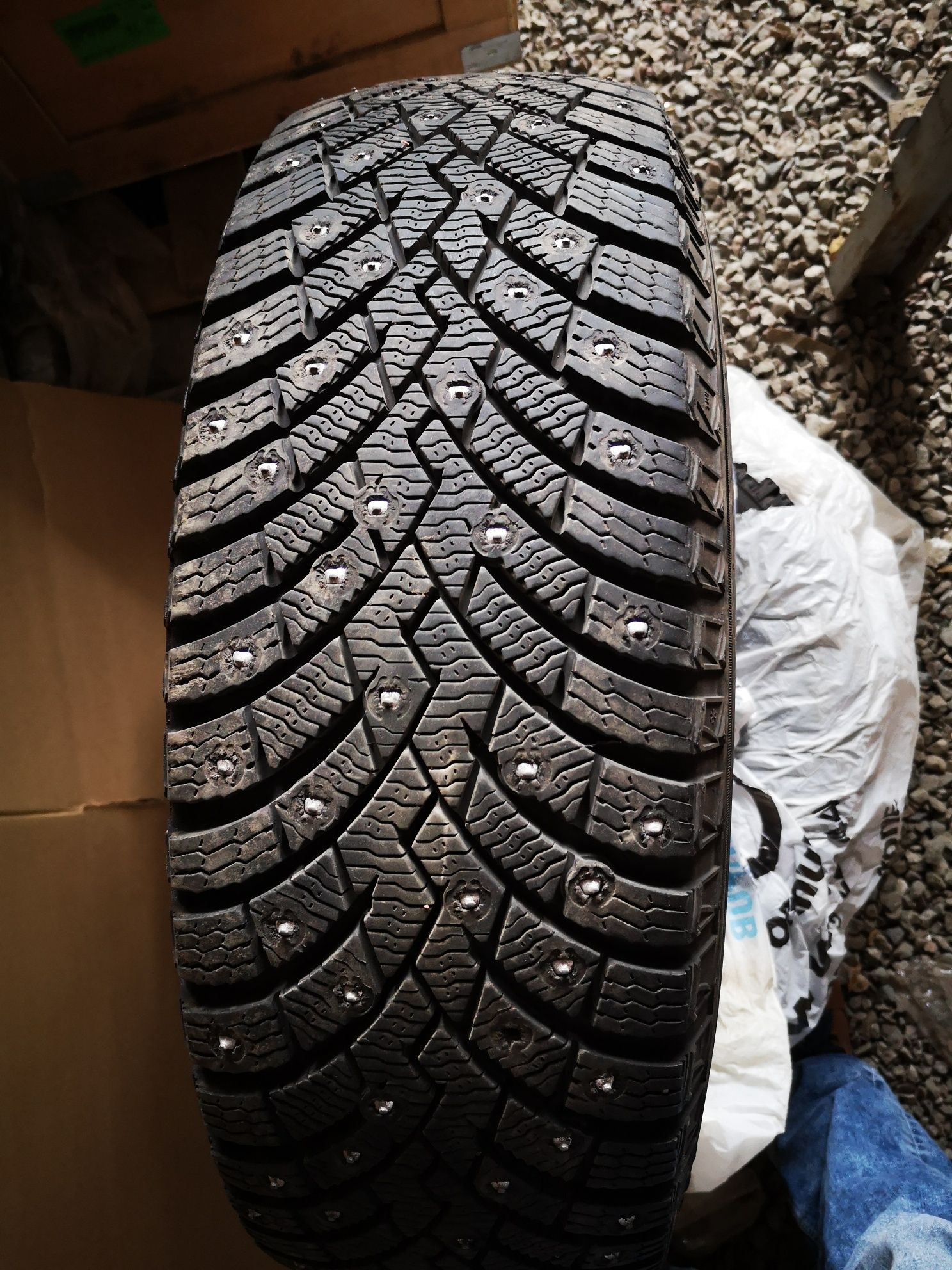 Комплект зимних шипованных шин PIRELLI ICE ZERO 2 215/65/16