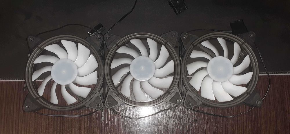 1 ventilator Segotep - luminare RGB cand este in functiune.