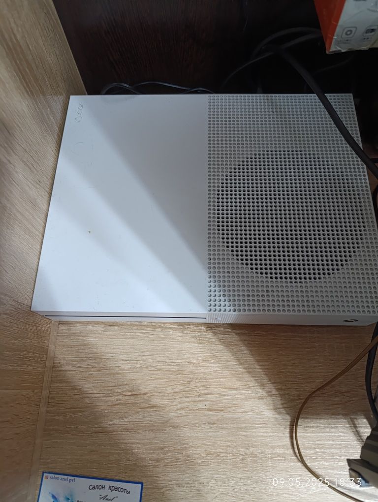 Продам xbox one s на 1 tb с геймпадом