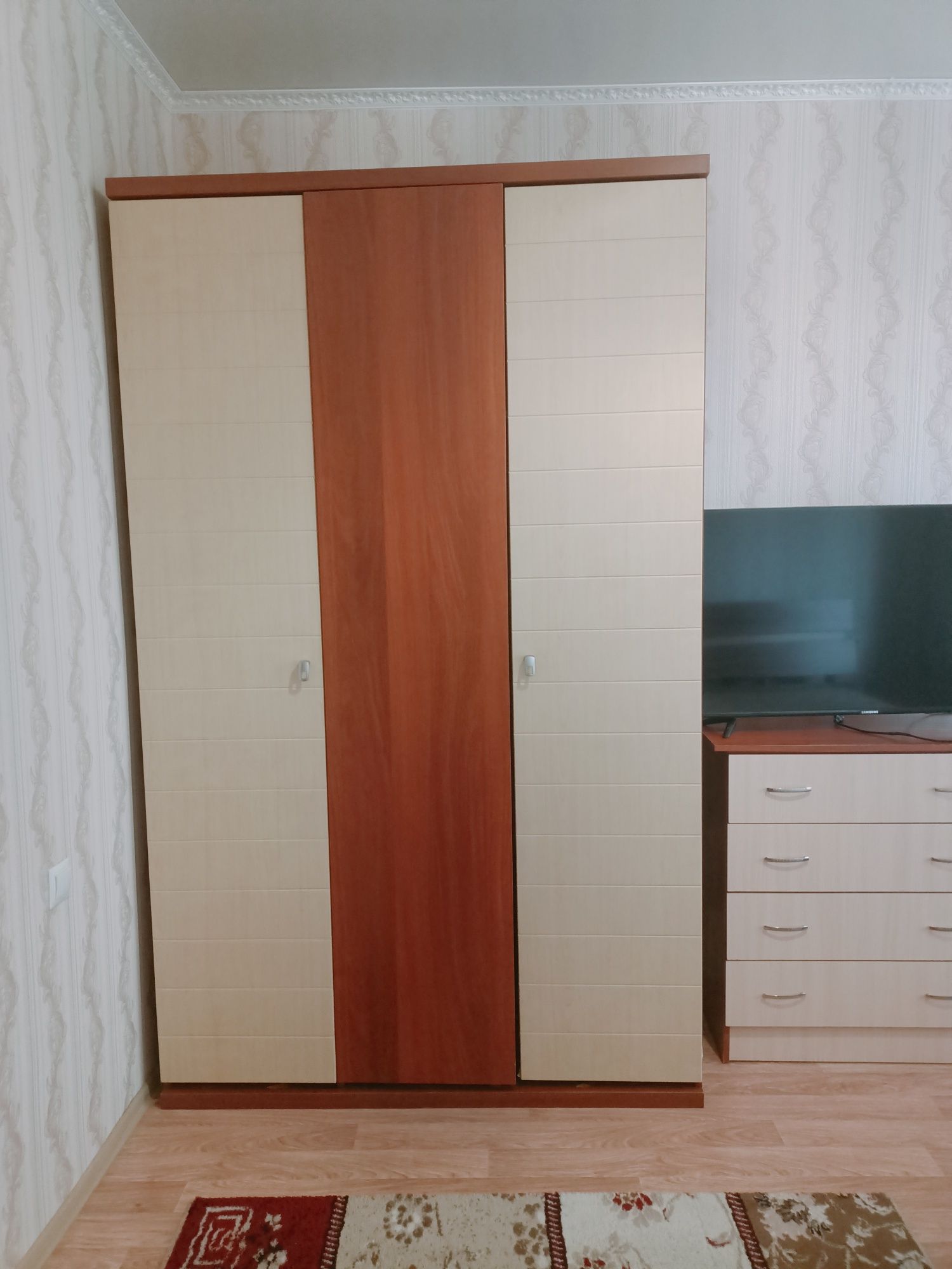 Продам срочно шкаф