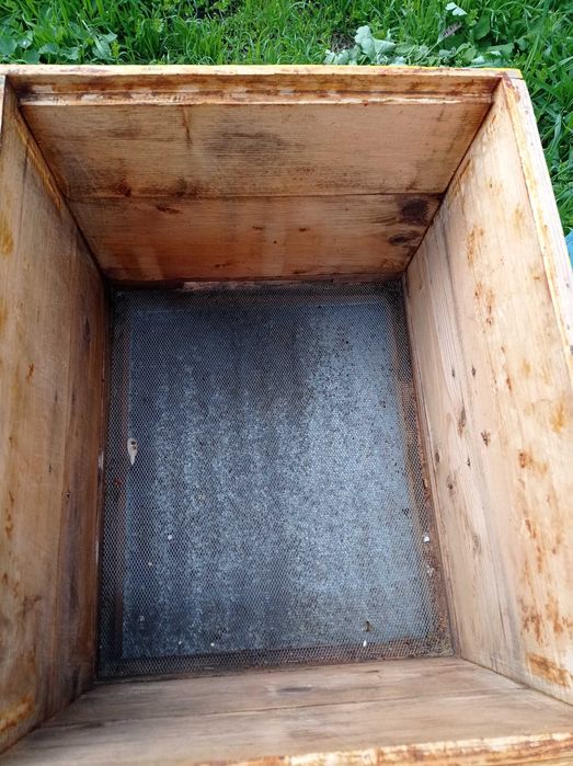 Cutii stupi, alimentatoare